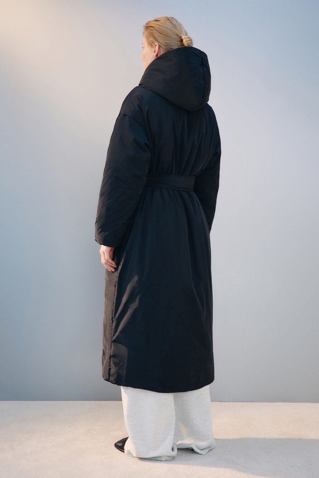 Пальто на утеплителе с поясом - цвет черный - 4