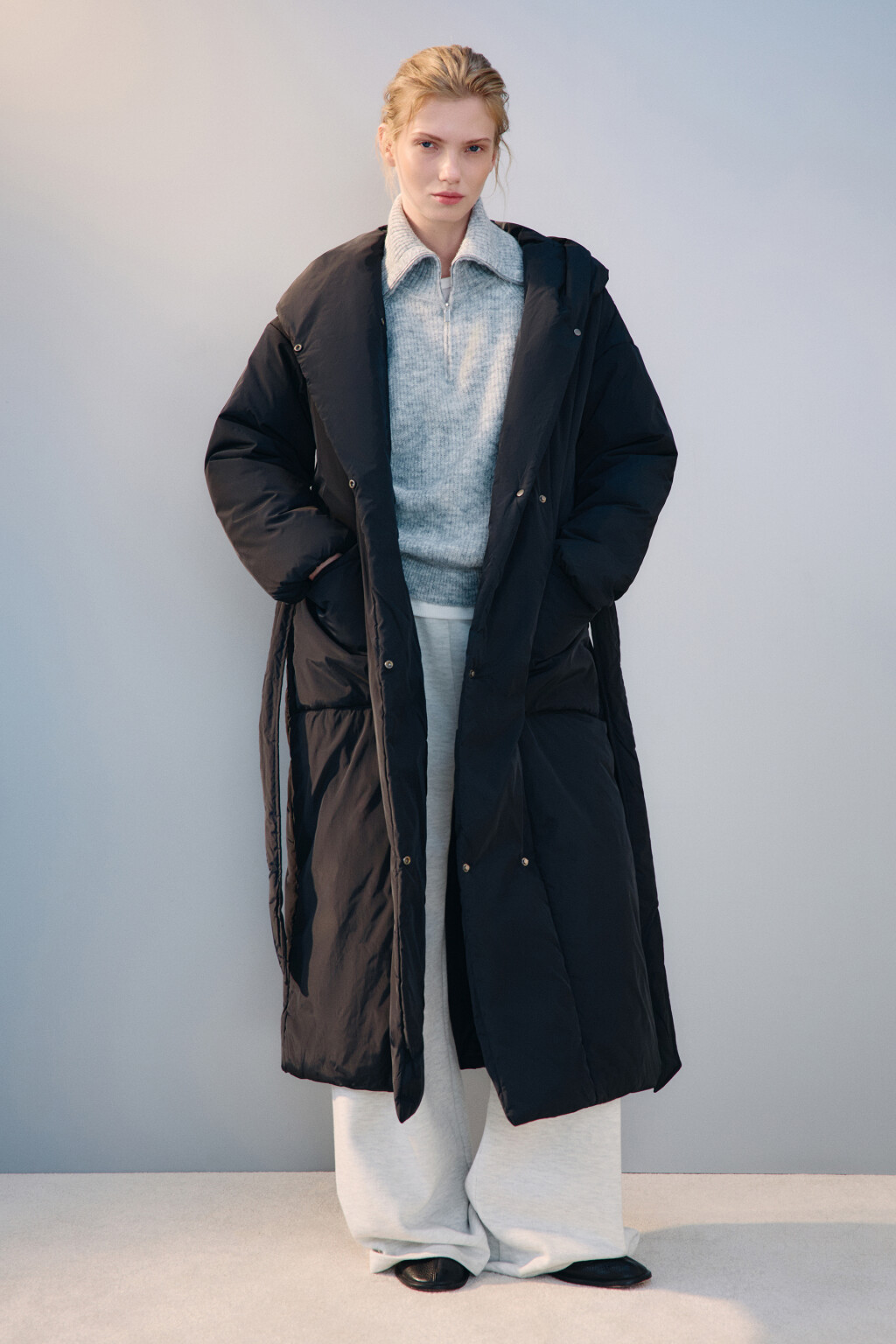 Пальто на утеплителе с поясом - цвет черный - 5