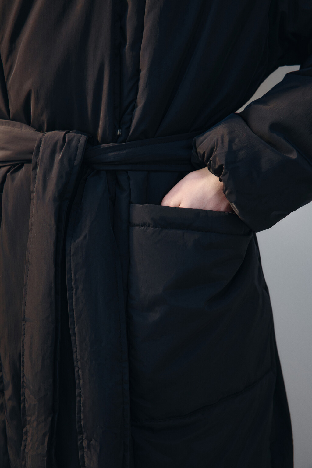 Пальто на утеплителе с поясом - цвет черный - 7