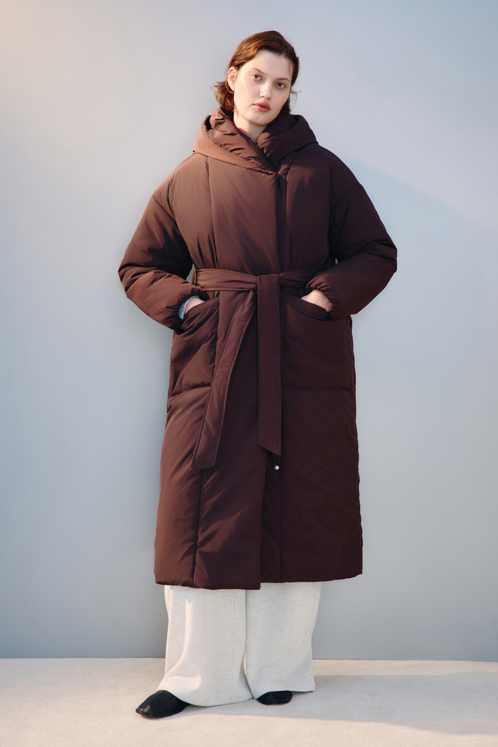 Пальто на утеплителе с поясом - цвет коричневый - 3