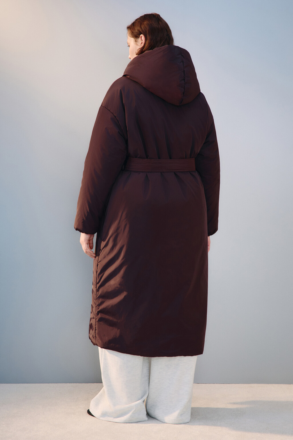 Пальто на утеплителе с поясом - цвет коричневый - 4