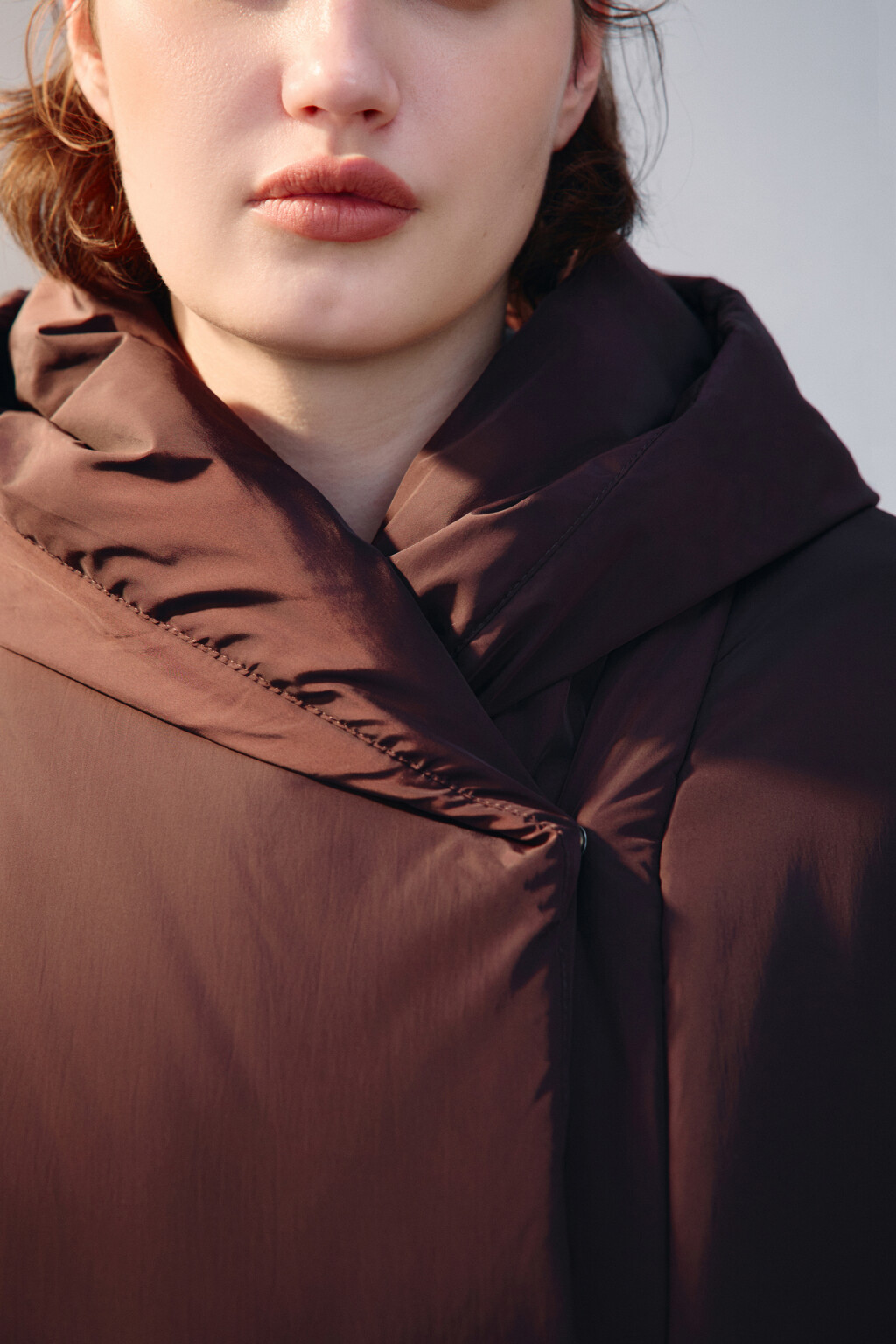 Пальто на утеплителе с поясом - цвет коричневый - 5