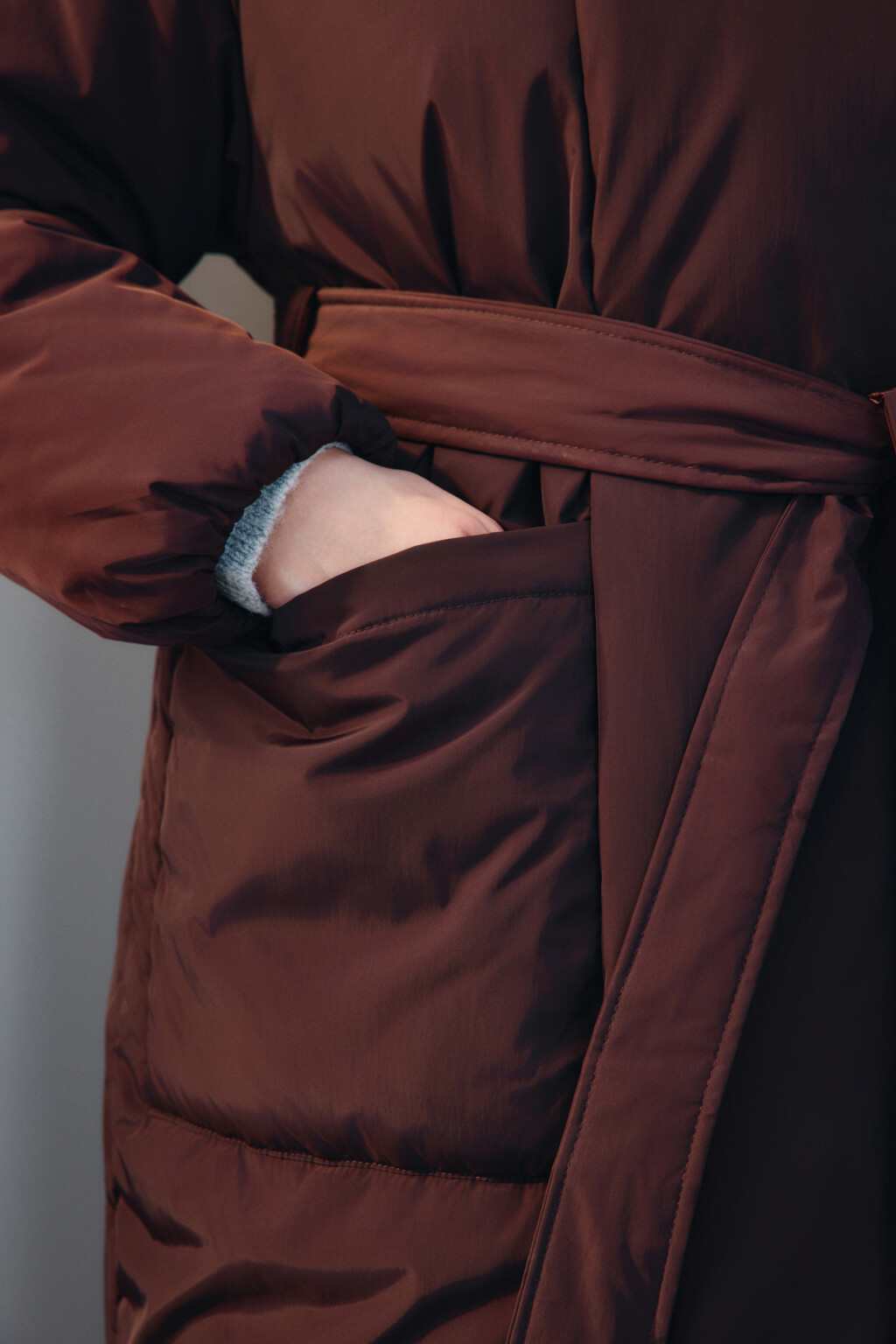 Пальто на утеплителе с поясом - цвет коричневый - 6