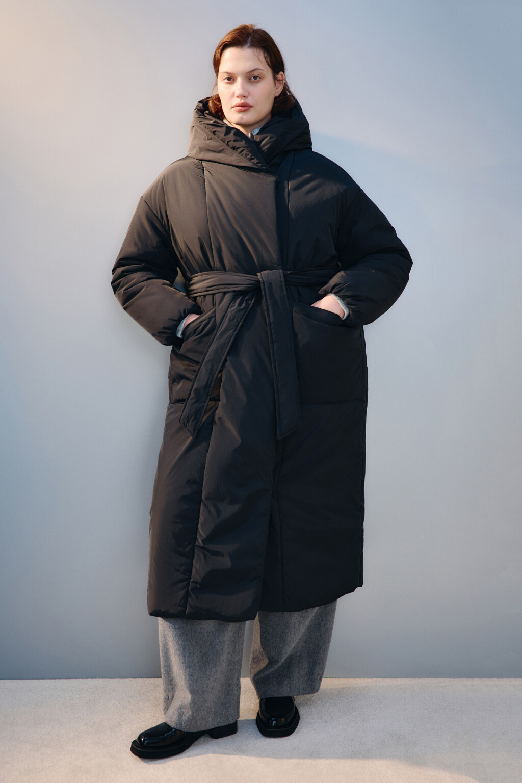 Пальто на утеплителе с поясом - цвет черный - 1