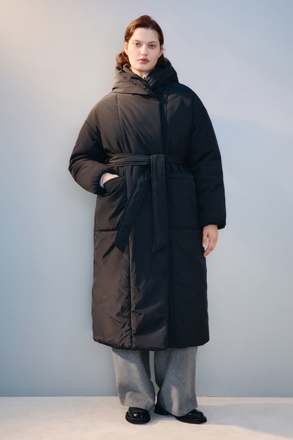 Пальто на утеплителе с поясом - цвет черный - 2