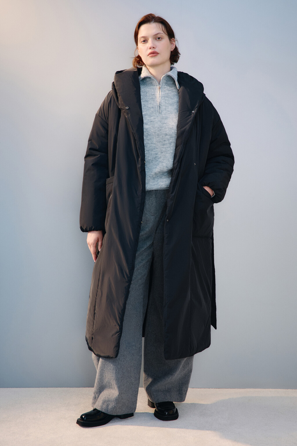 Пальто на утеплителе с поясом - цвет черный - 4