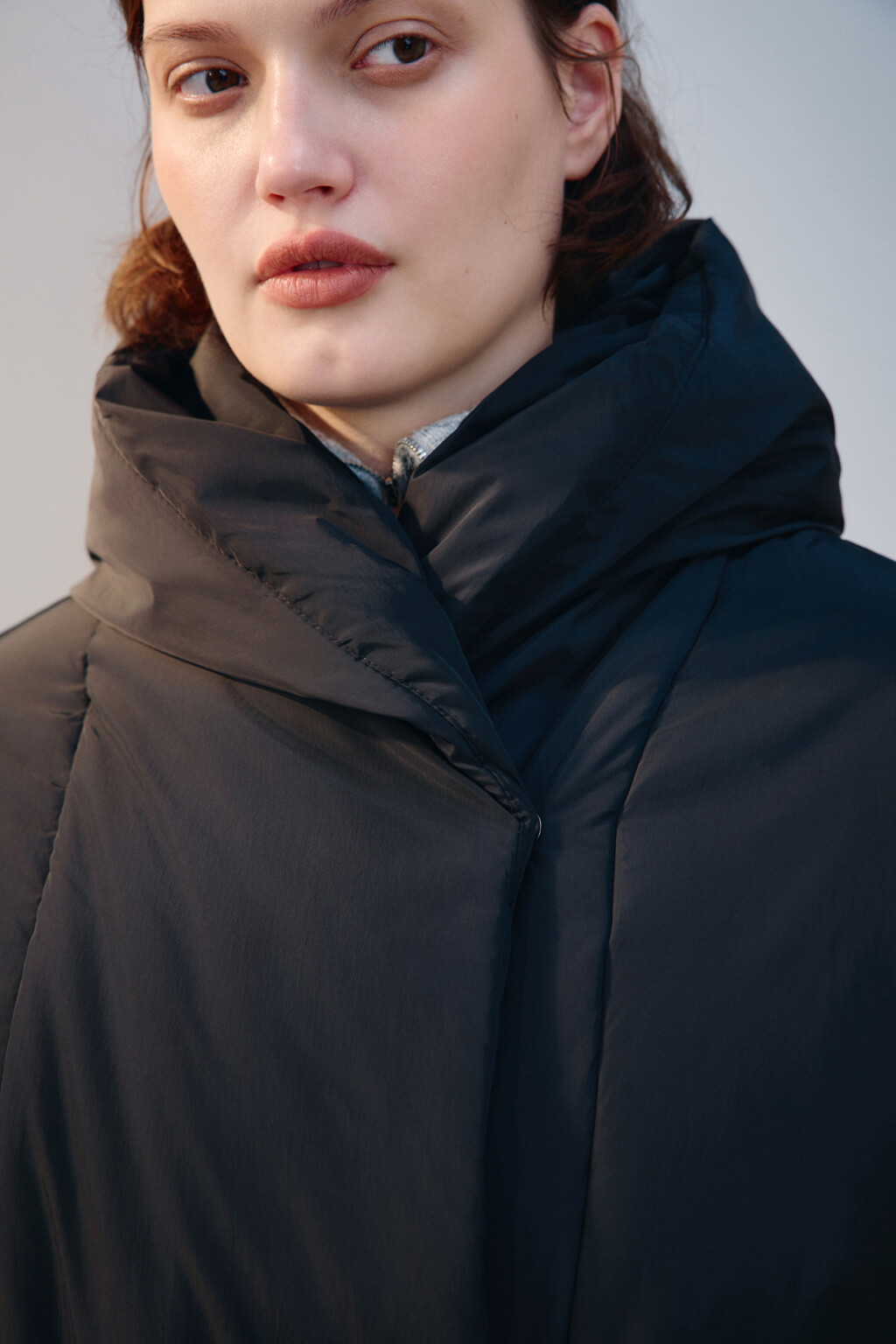 Пальто на утеплителе с поясом - цвет черный - 5