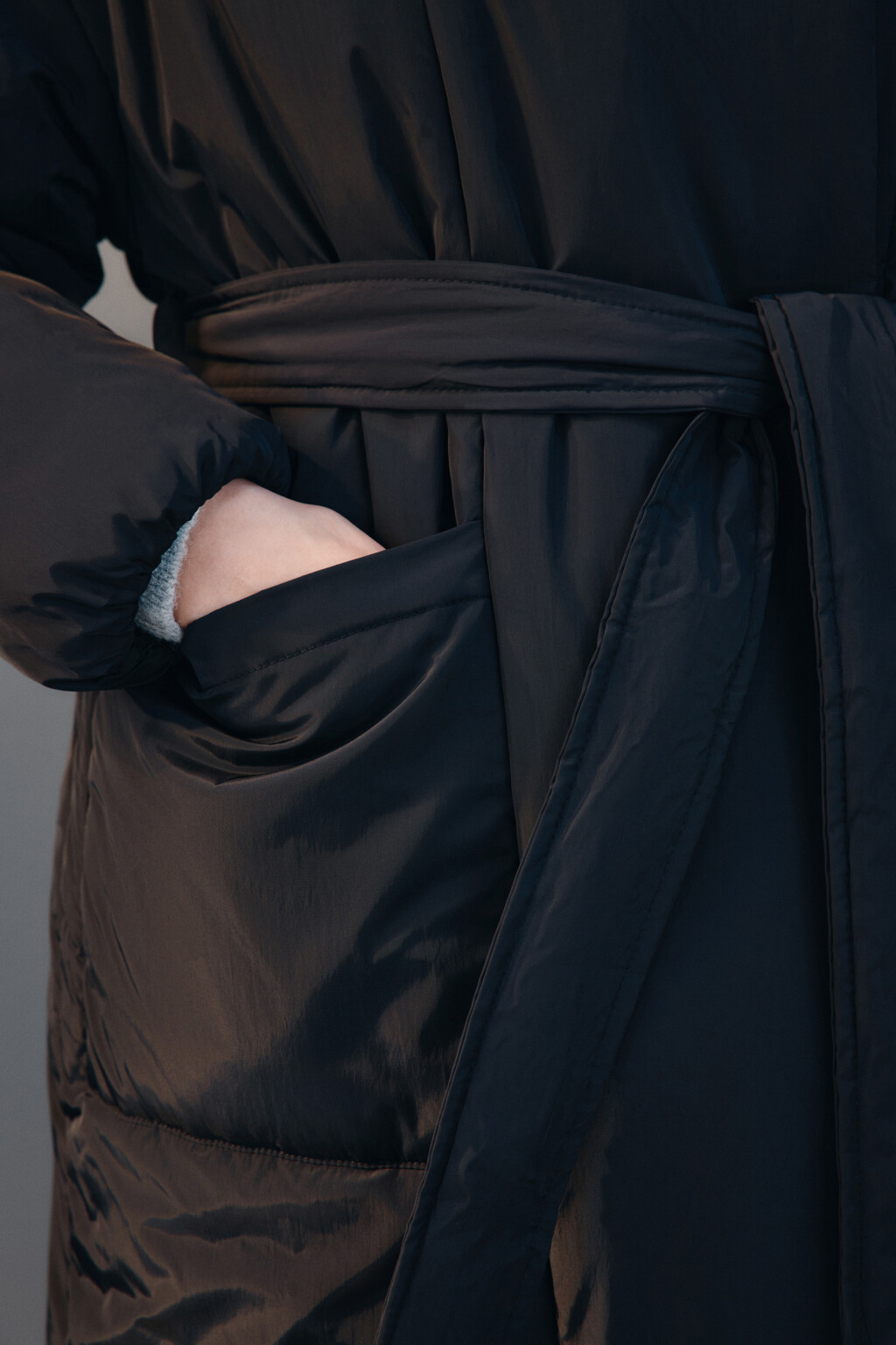 Пальто на утеплителе с поясом - цвет черный - 6