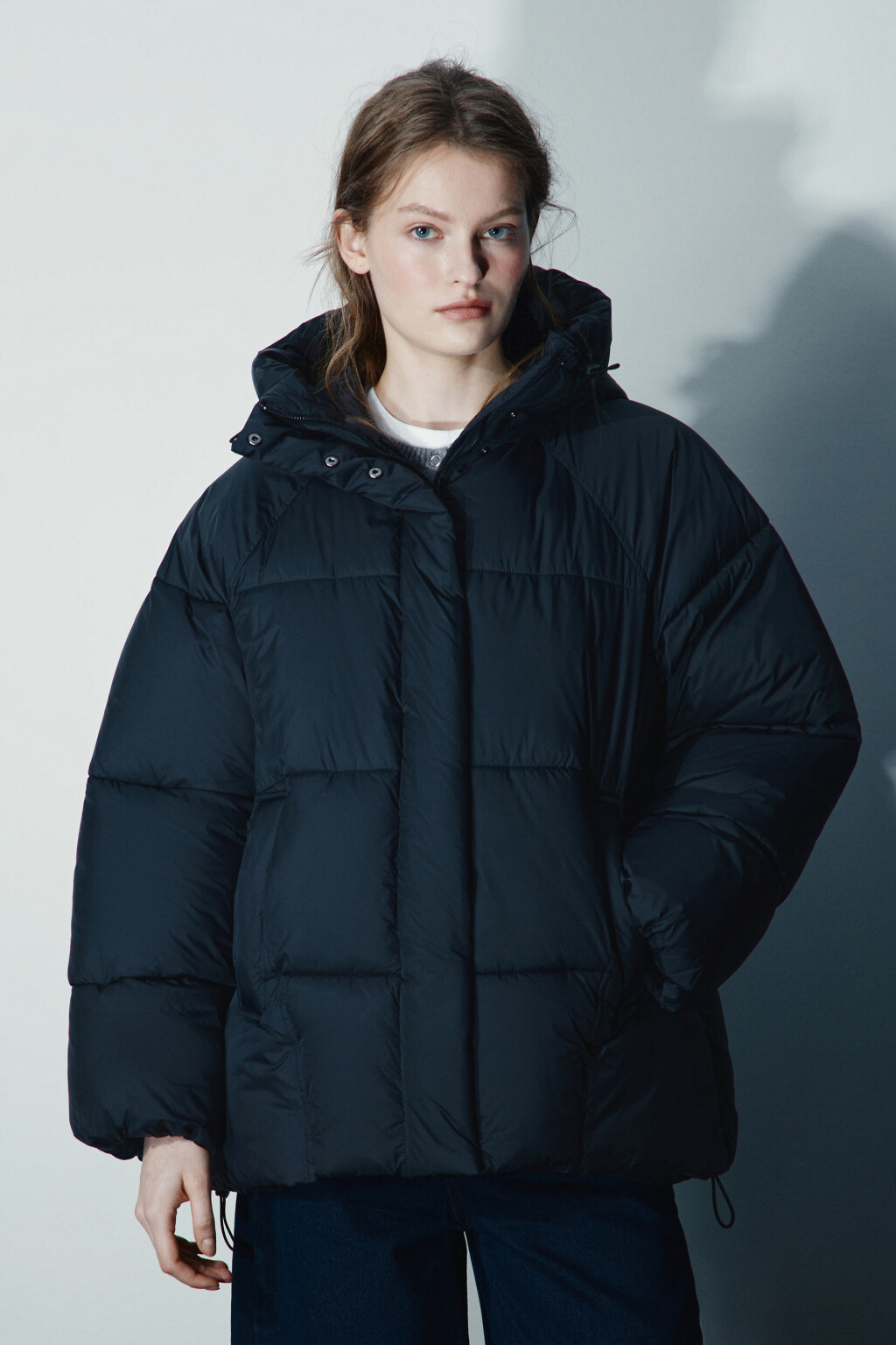 Куртка короткая стеганая с капюшоном - цвет черный - 2