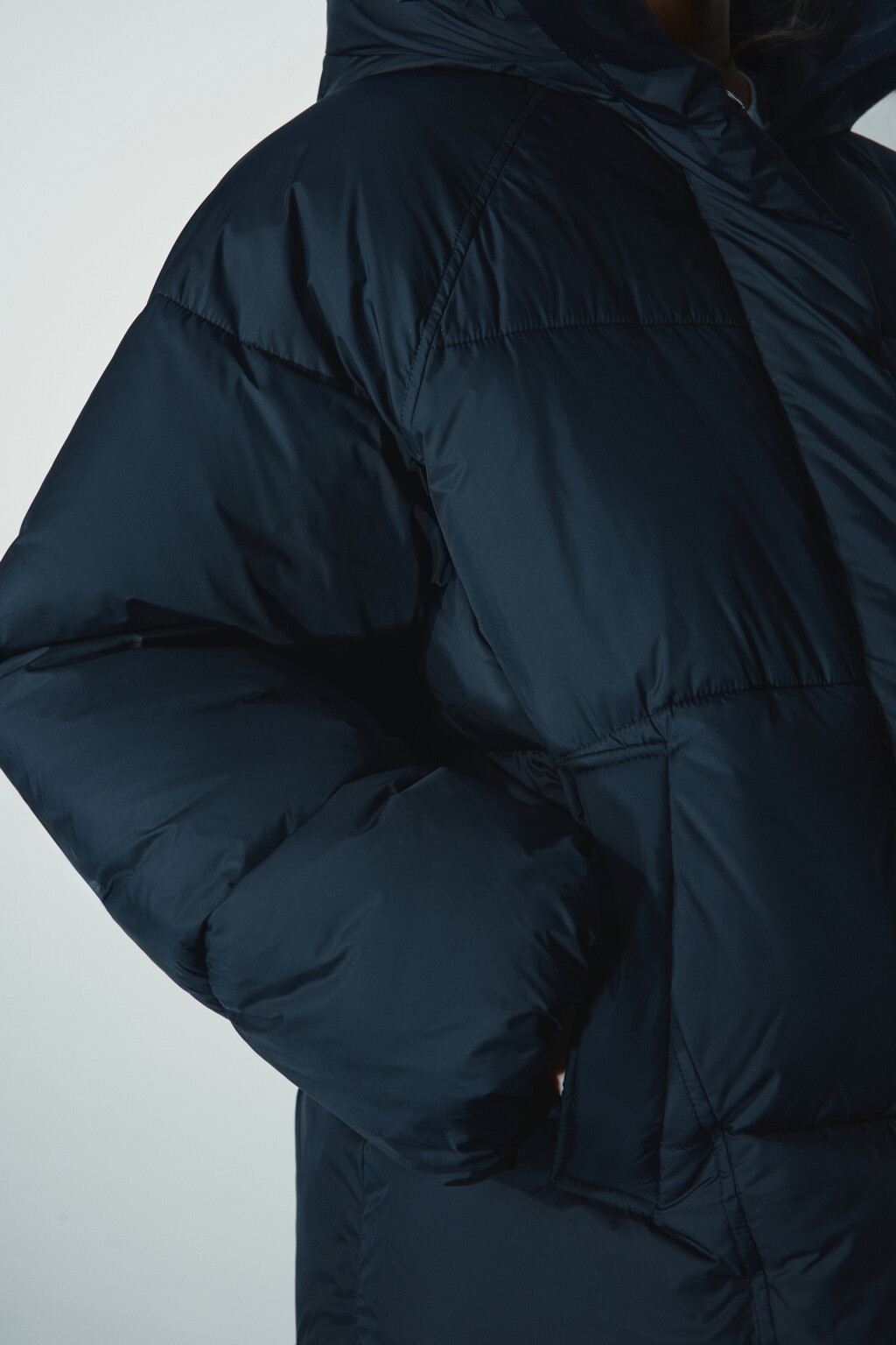 Куртка короткая стеганая с капюшоном - цвет черный - 6