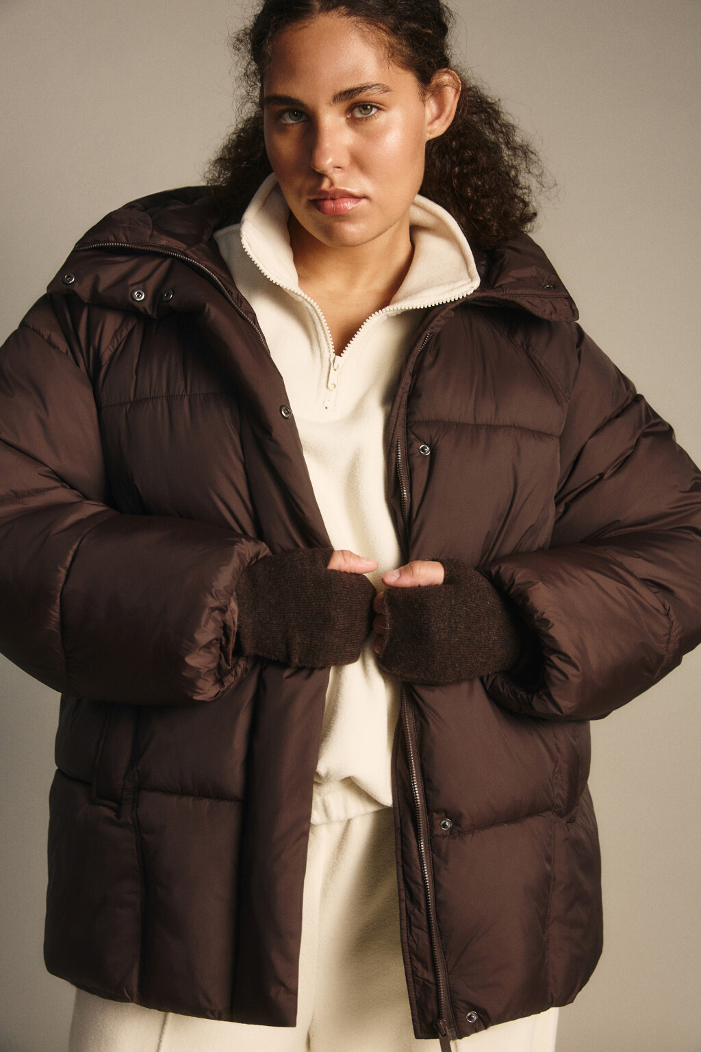 Куртка короткая стеганая с капюшоном - цвет коричневый - 2