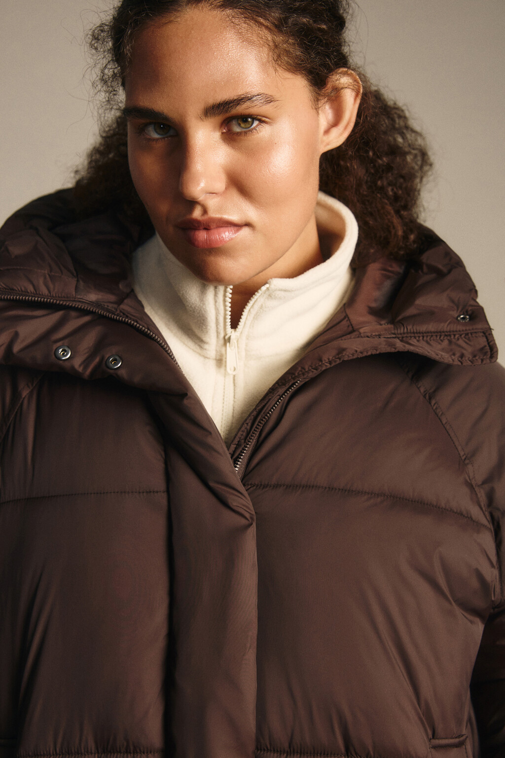Куртка короткая стеганая с капюшоном - цвет коричневый - 7
