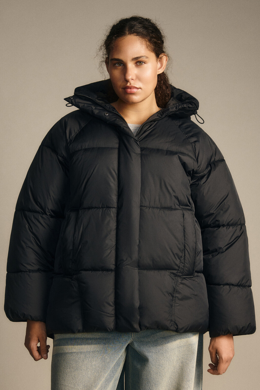 Куртка короткая стеганая с капюшоном - цвет черный - 2