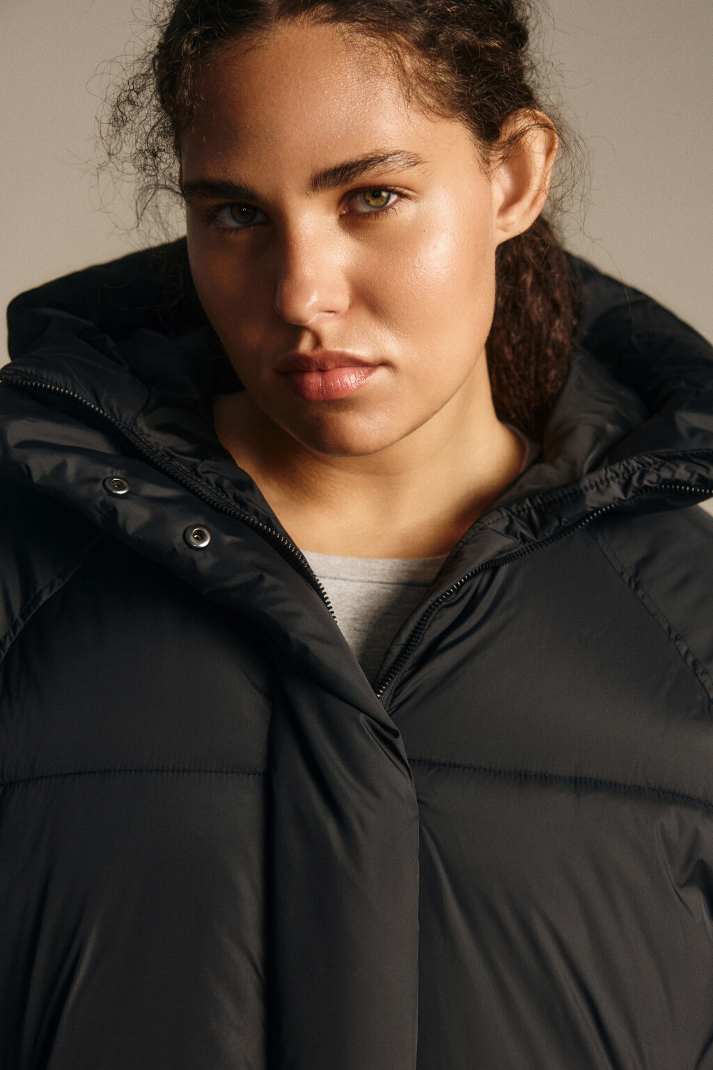 Куртка короткая стеганая с капюшоном - цвет черный - 5