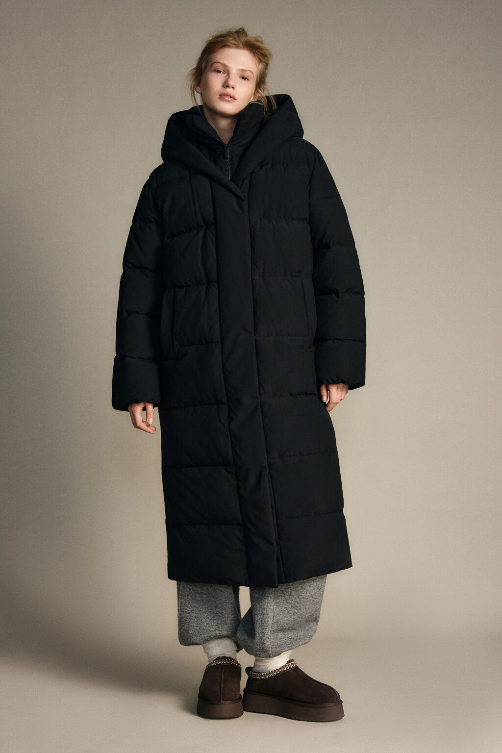 Пальто стеганое со стойкой и капюшоном - цвет черный - 2