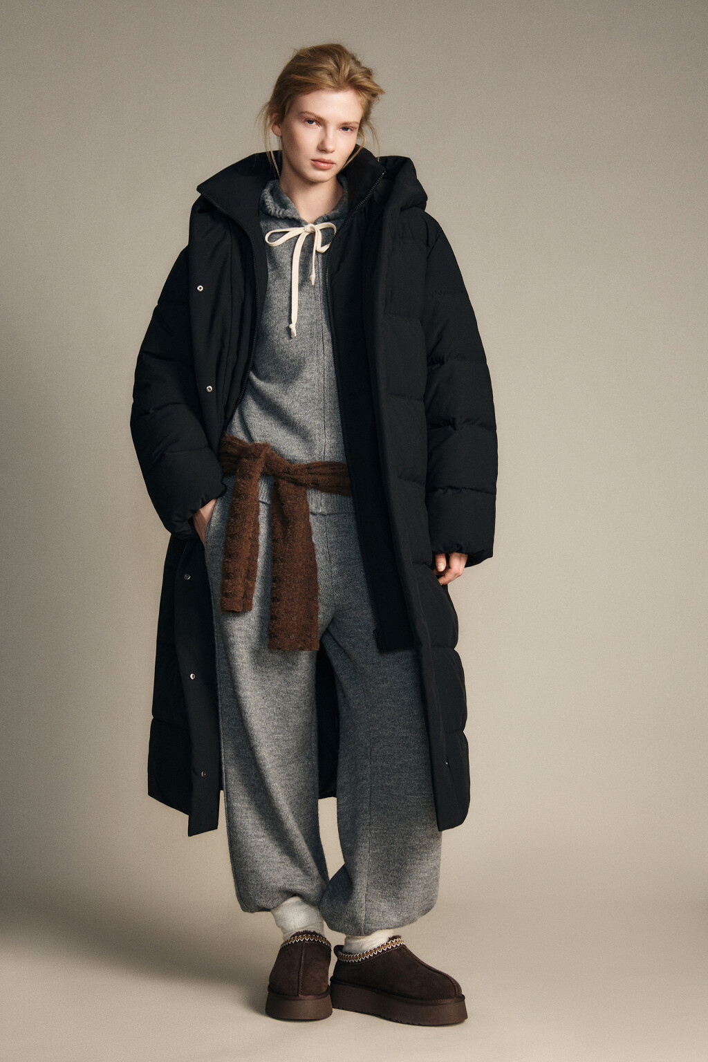 Пальто стеганое со стойкой и капюшоном - цвет черный - 4