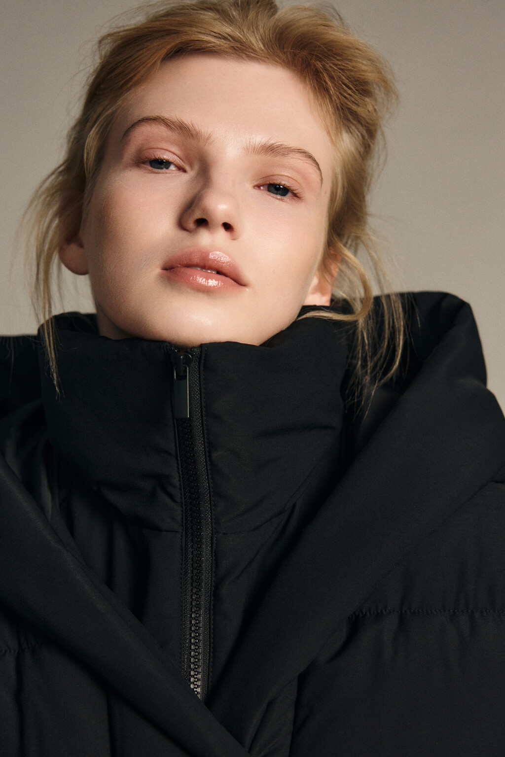 Пальто стеганое со стойкой и капюшоном - цвет черный - 5