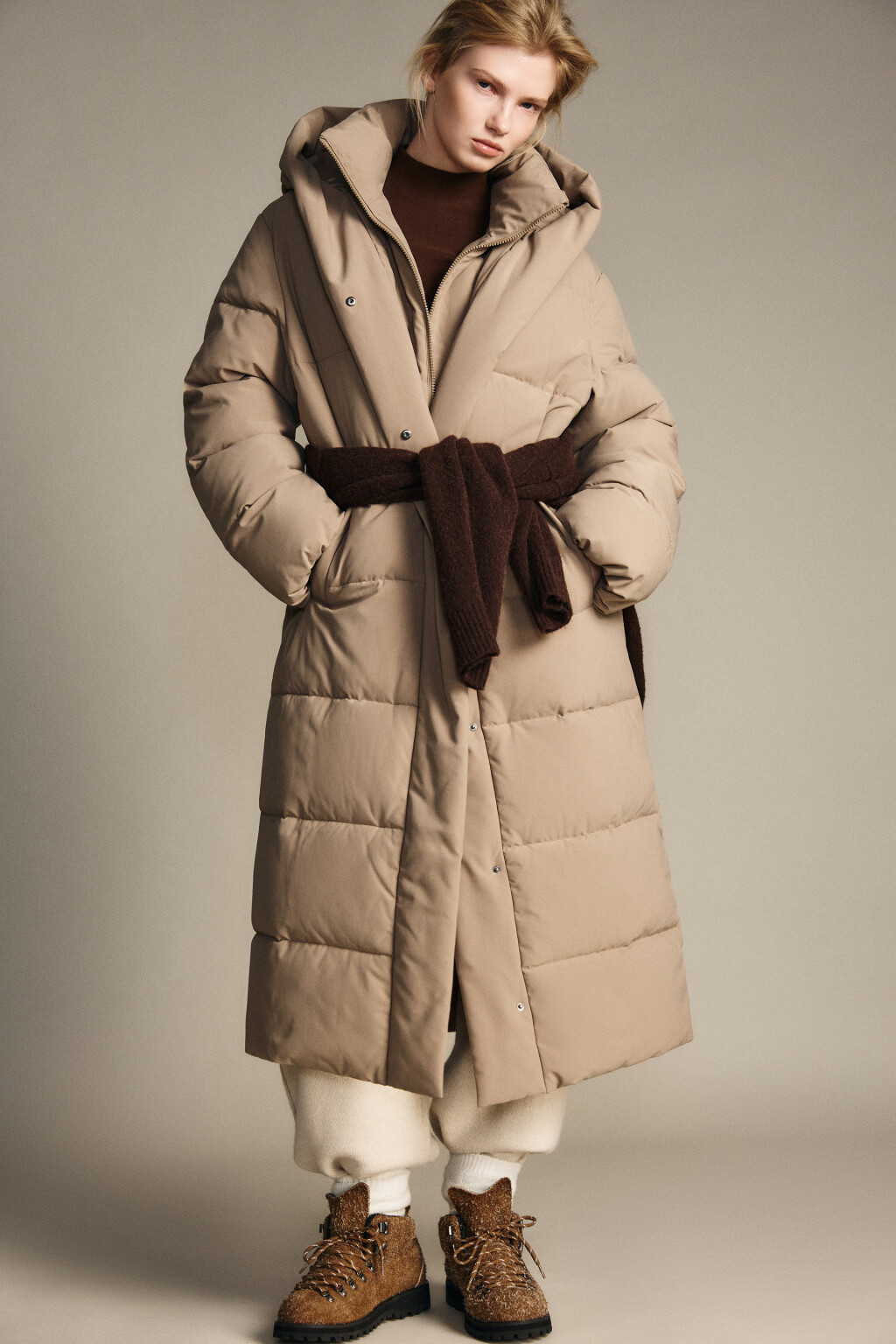 Пальто стеганое со стойкой и капюшоном - цвет коричневый - 5