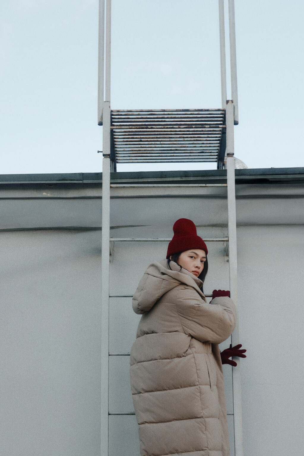 Пальто стеганое со стойкой и капюшоном - цвет коричневый - 2