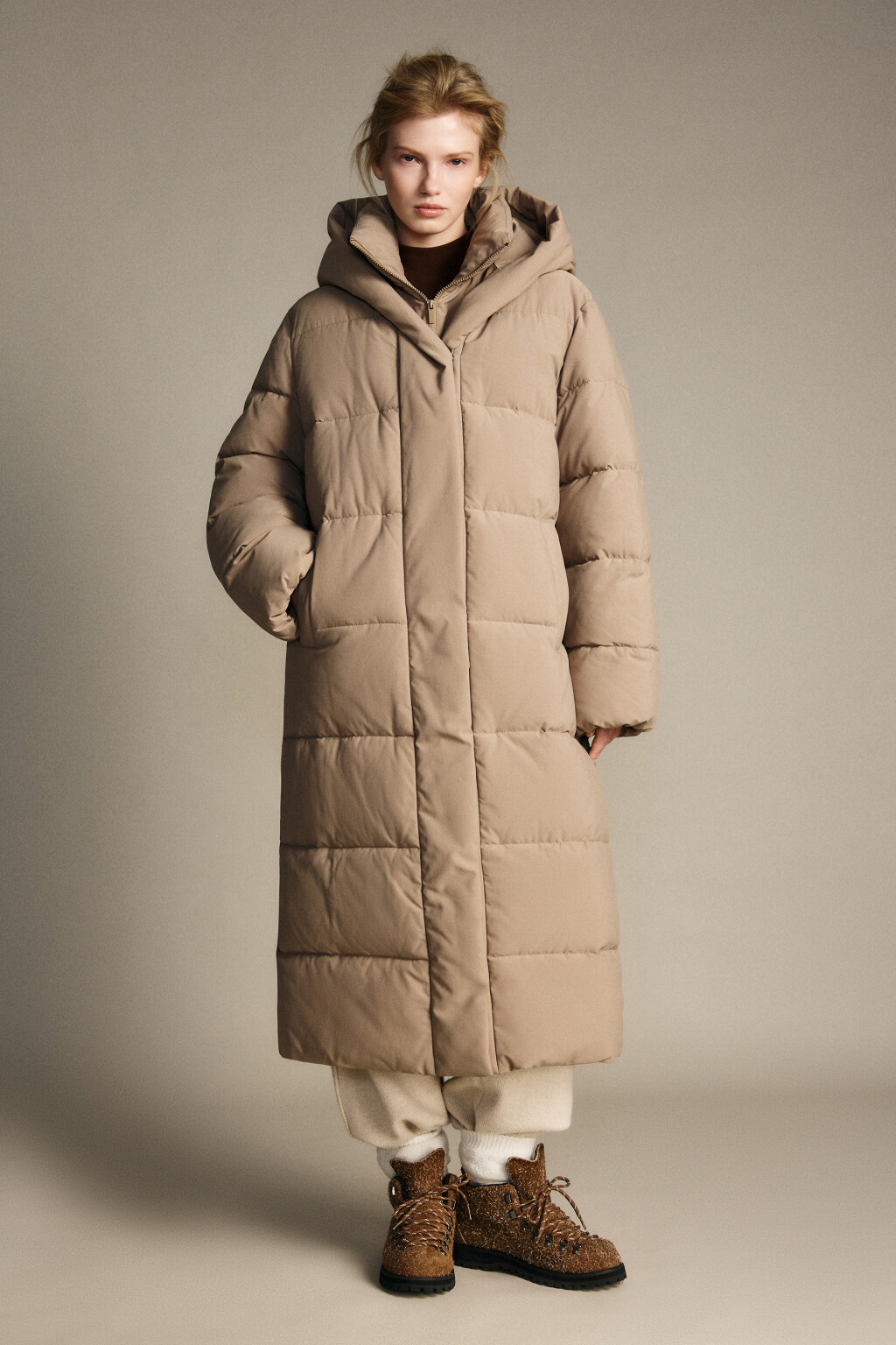 Пальто стеганое со стойкой и капюшоном - цвет коричневый - 6