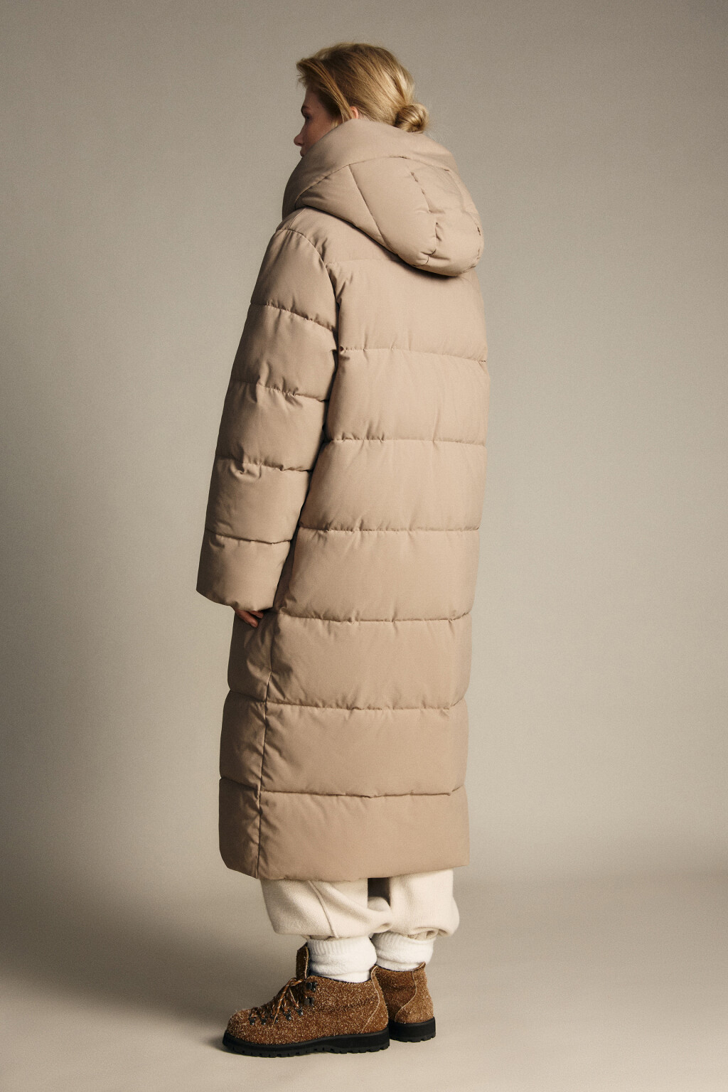 Пальто стеганое со стойкой и капюшоном - цвет коричневый - 7