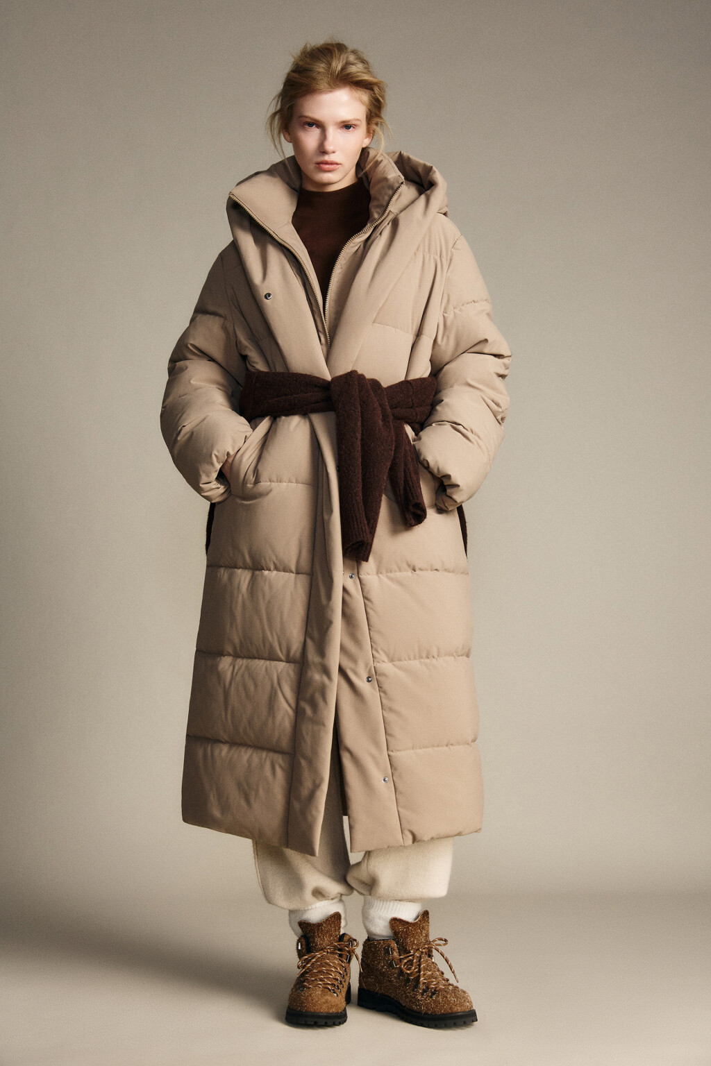 Пальто стеганое со стойкой и капюшоном - цвет коричневый - 8