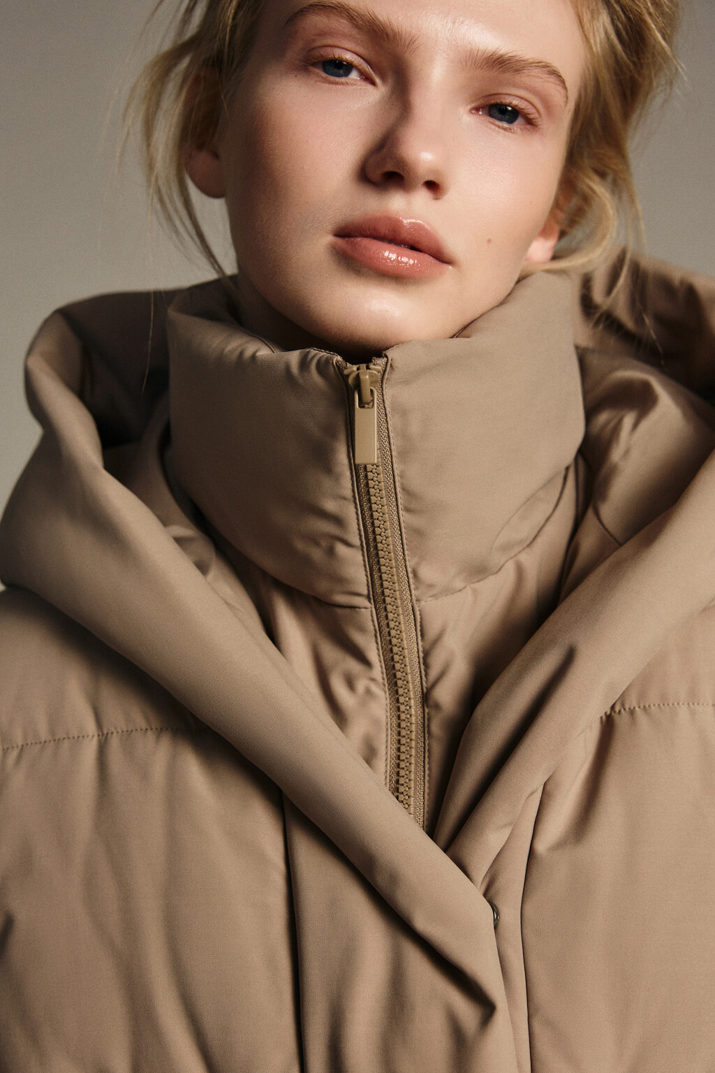 Пальто стеганое со стойкой и капюшоном - цвет коричневый - 10