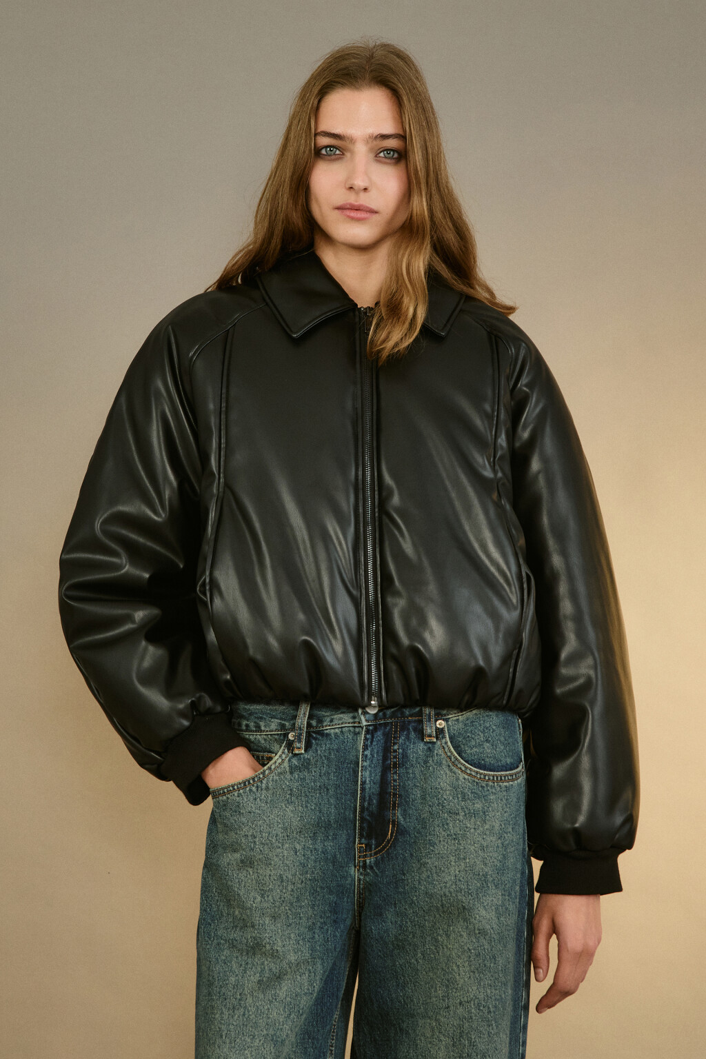 Куртка-бомбер с кожаной фактурой - цвет черный - 2