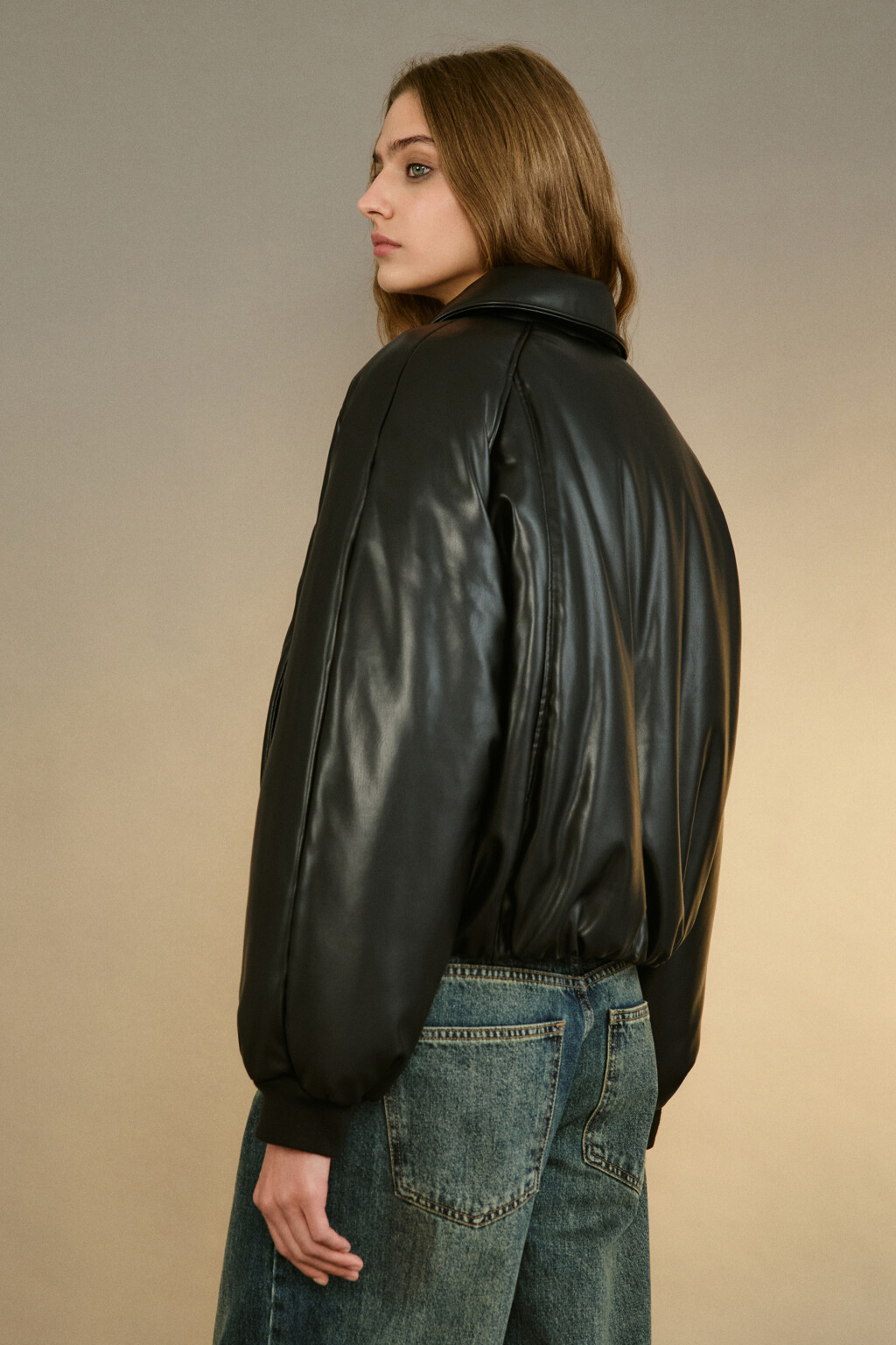 Куртка-бомбер с кожаной фактурой - цвет черный - 3
