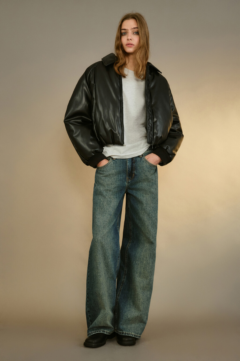 Куртка-бомбер с кожаной фактурой - цвет черный - 4