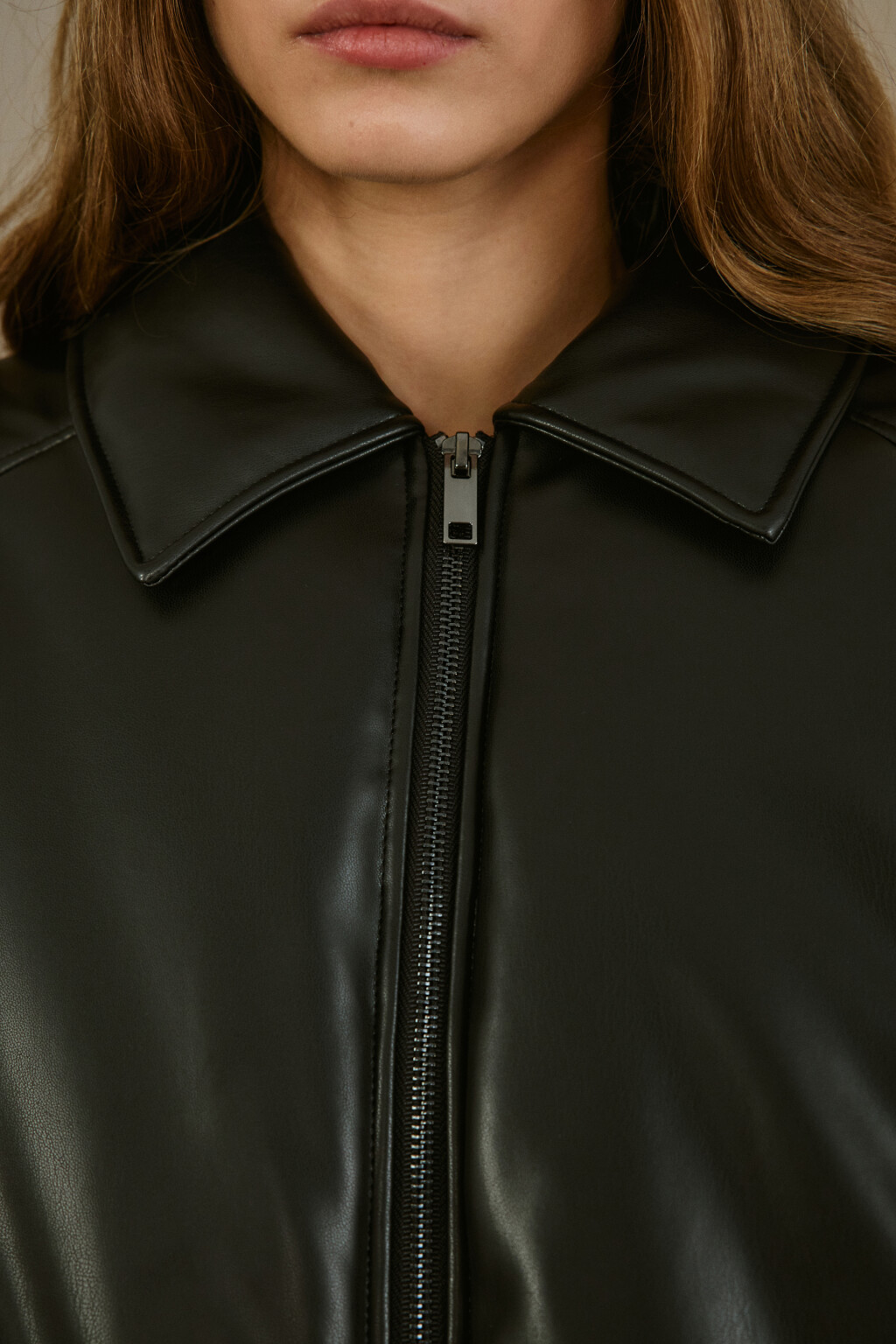 Куртка-бомбер с кожаной фактурой - цвет черный - 5