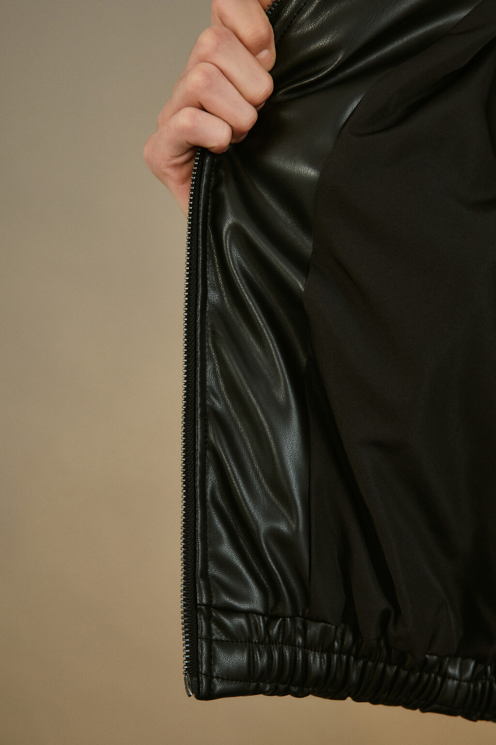 Куртка-бомбер с кожаной фактурой - цвет черный - 7