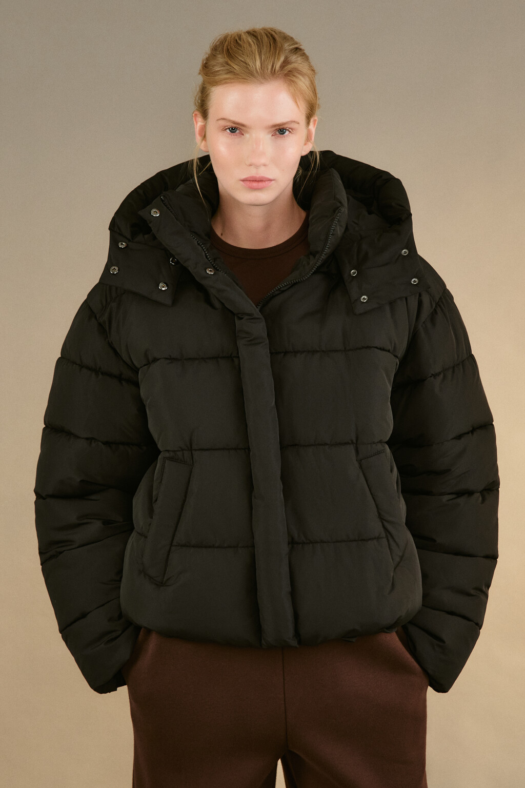 Куртка короткая стеганая с капюшоном - цвет черный - 2