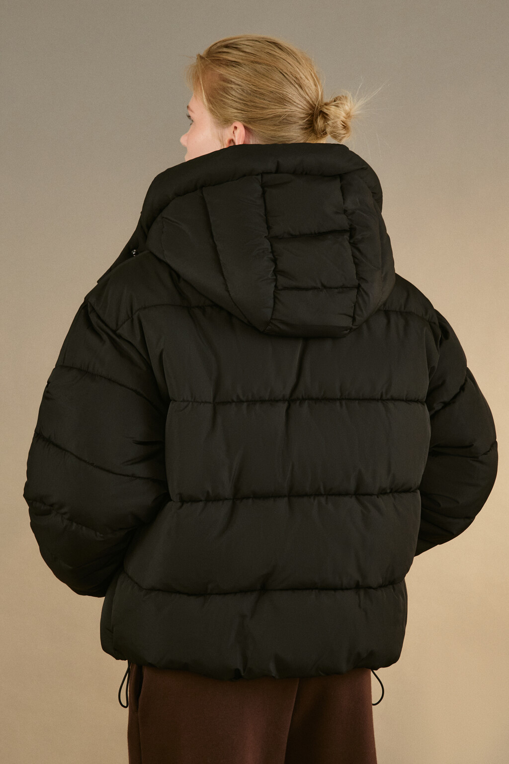 Куртка короткая стеганая с капюшоном - цвет черный - 3