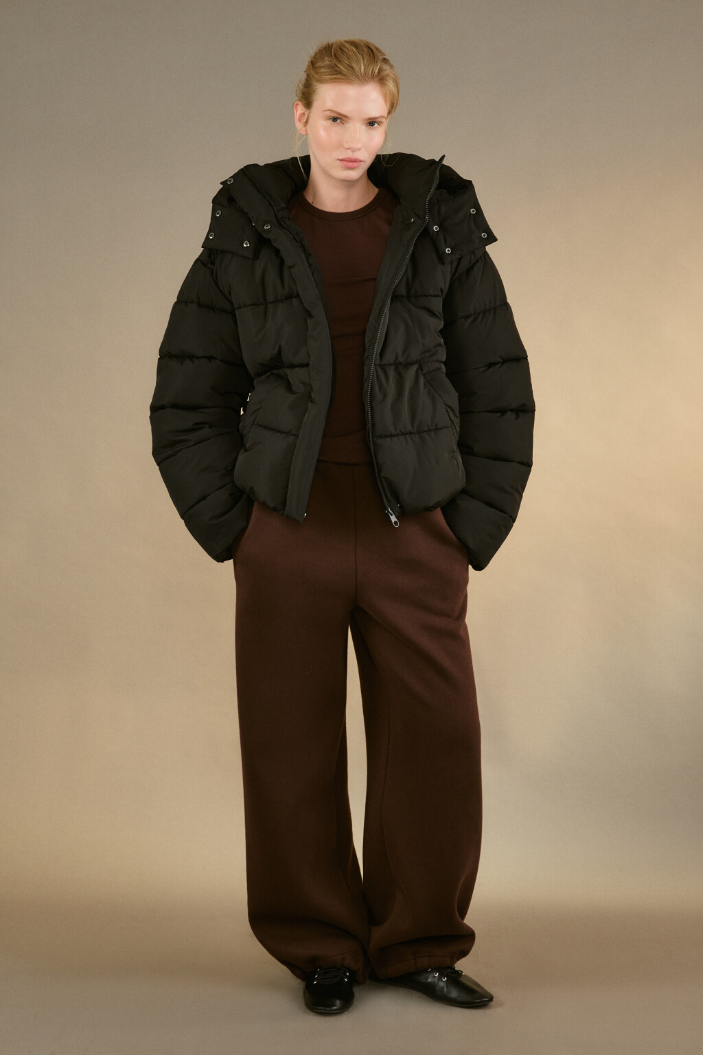 Куртка короткая стеганая с капюшоном - цвет черный - 4