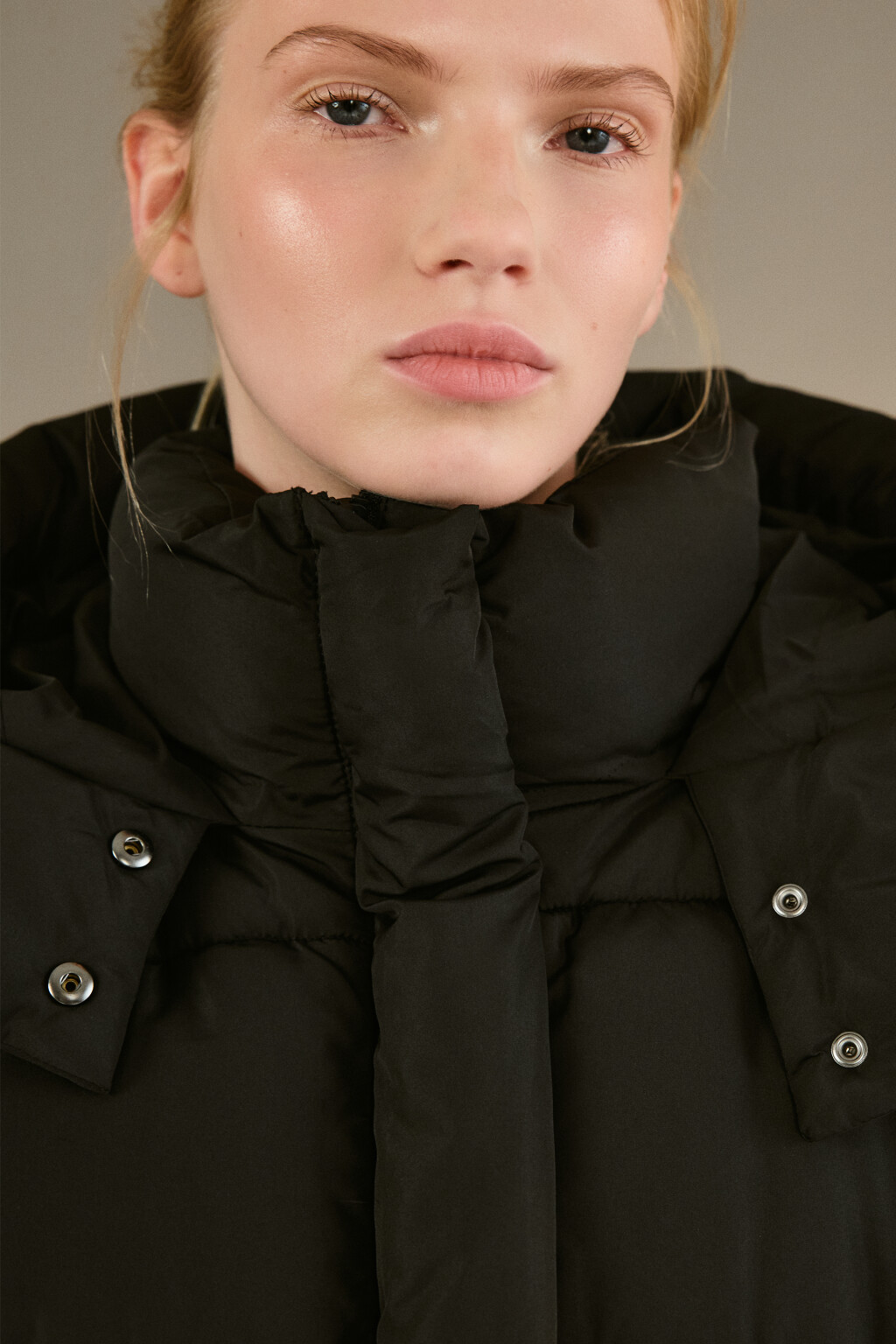 Куртка короткая стеганая с капюшоном - цвет черный - 5