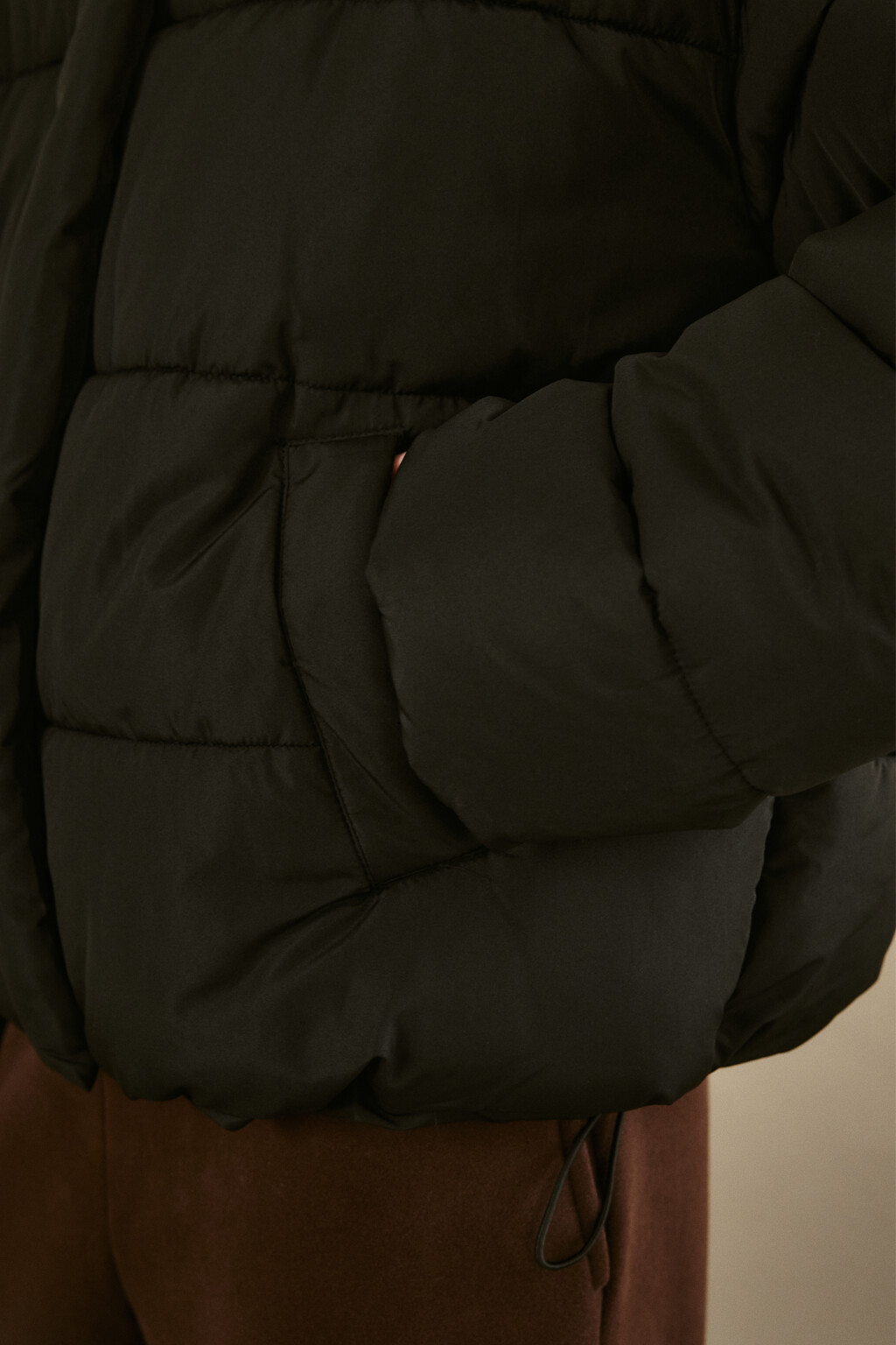 Куртка короткая стеганая с капюшоном - цвет черный - 6