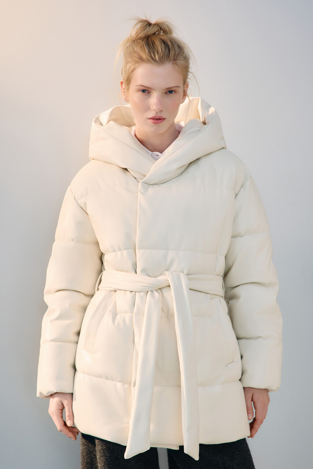 Куртка стеганая с капюшоном и поясом - цвет молочный - 4