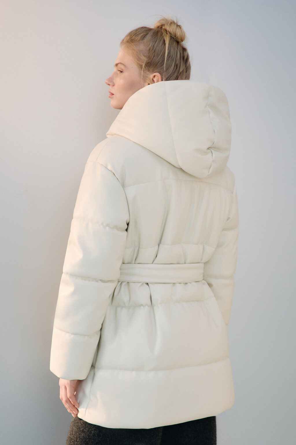 Куртка стеганая с капюшоном и поясом - цвет молочный - 5