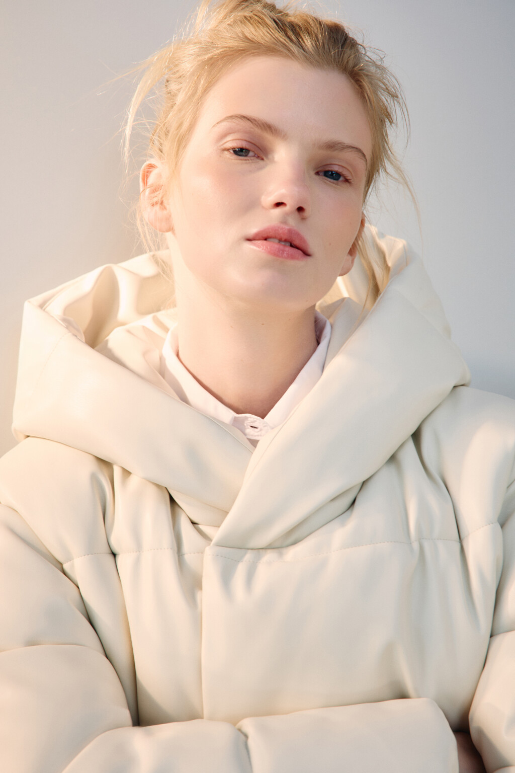 Куртка стеганая с капюшоном и поясом - цвет молочный - 7