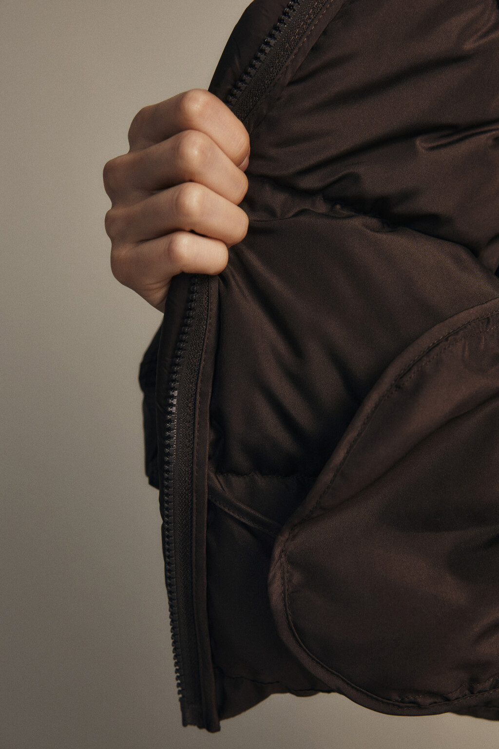 Куртка короткая стеганая с капюшоном - цвет коричневый - 11