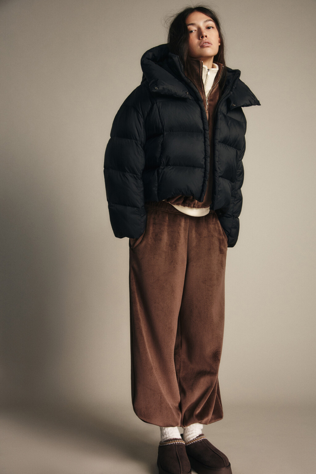 Куртка короткая стеганая с капюшоном - цвет черный - 3