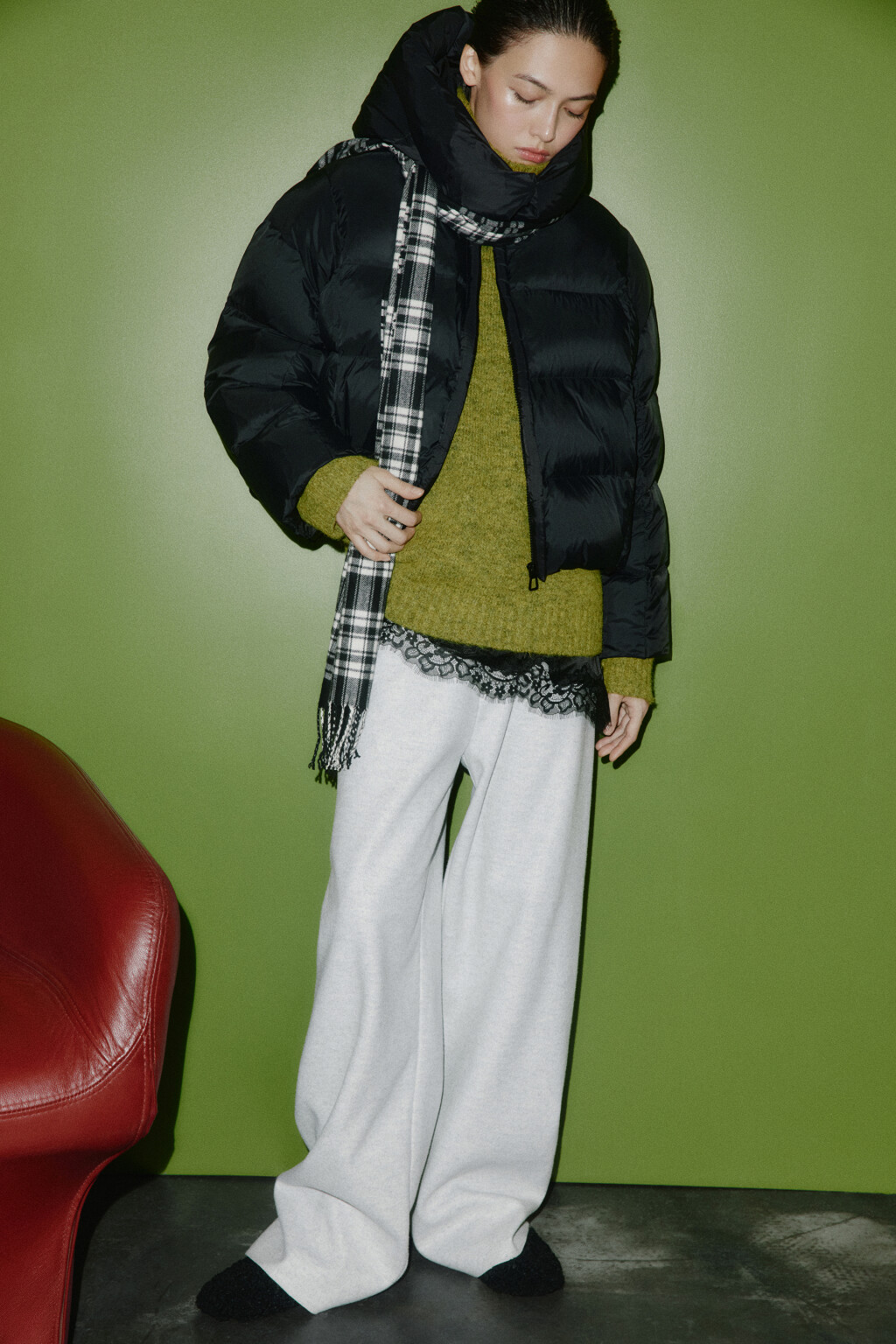 Куртка короткая стеганая с капюшоном - цвет черный - 2