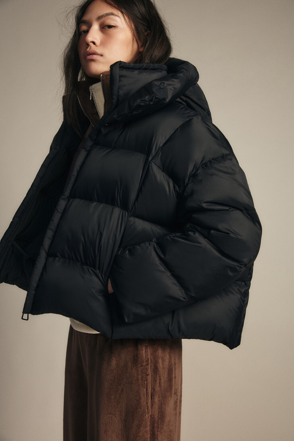 Куртка короткая стеганая с капюшоном - цвет черный - 4