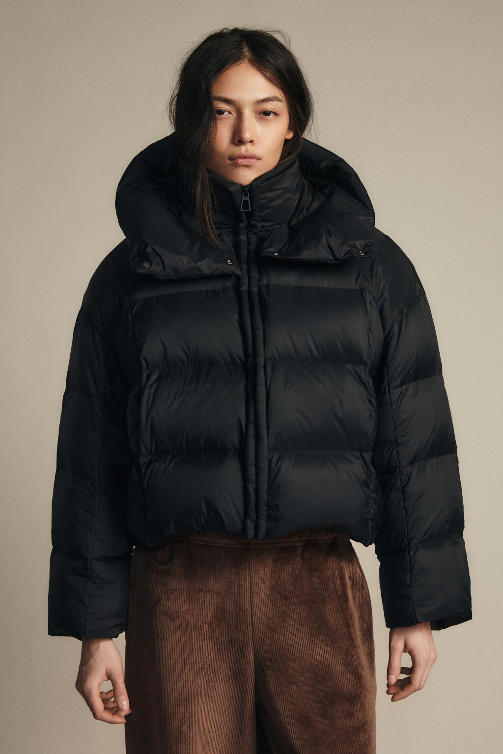 Куртка короткая стеганая с капюшоном - цвет черный - 5