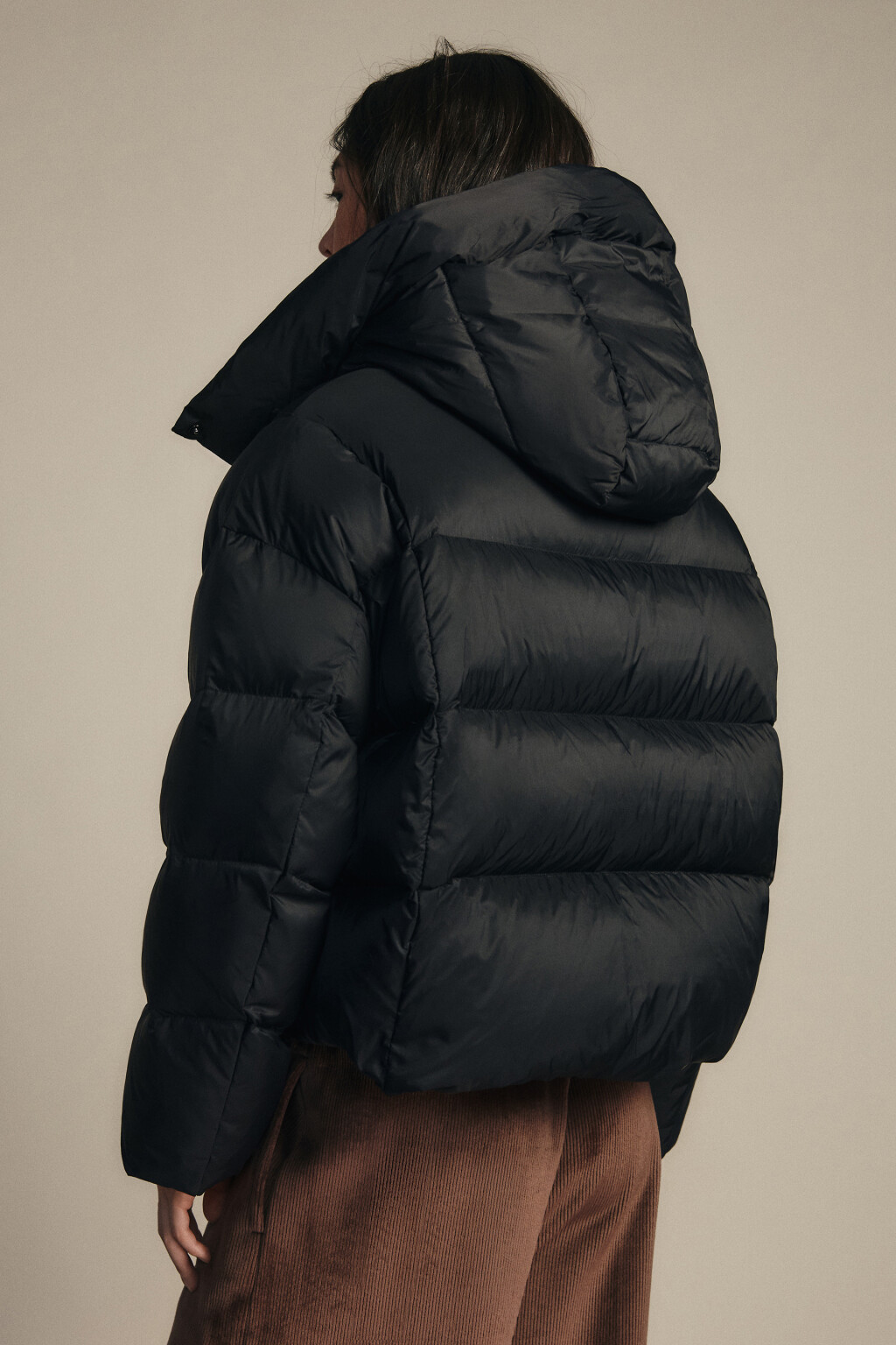 Куртка короткая стеганая с капюшоном - цвет черный - 6