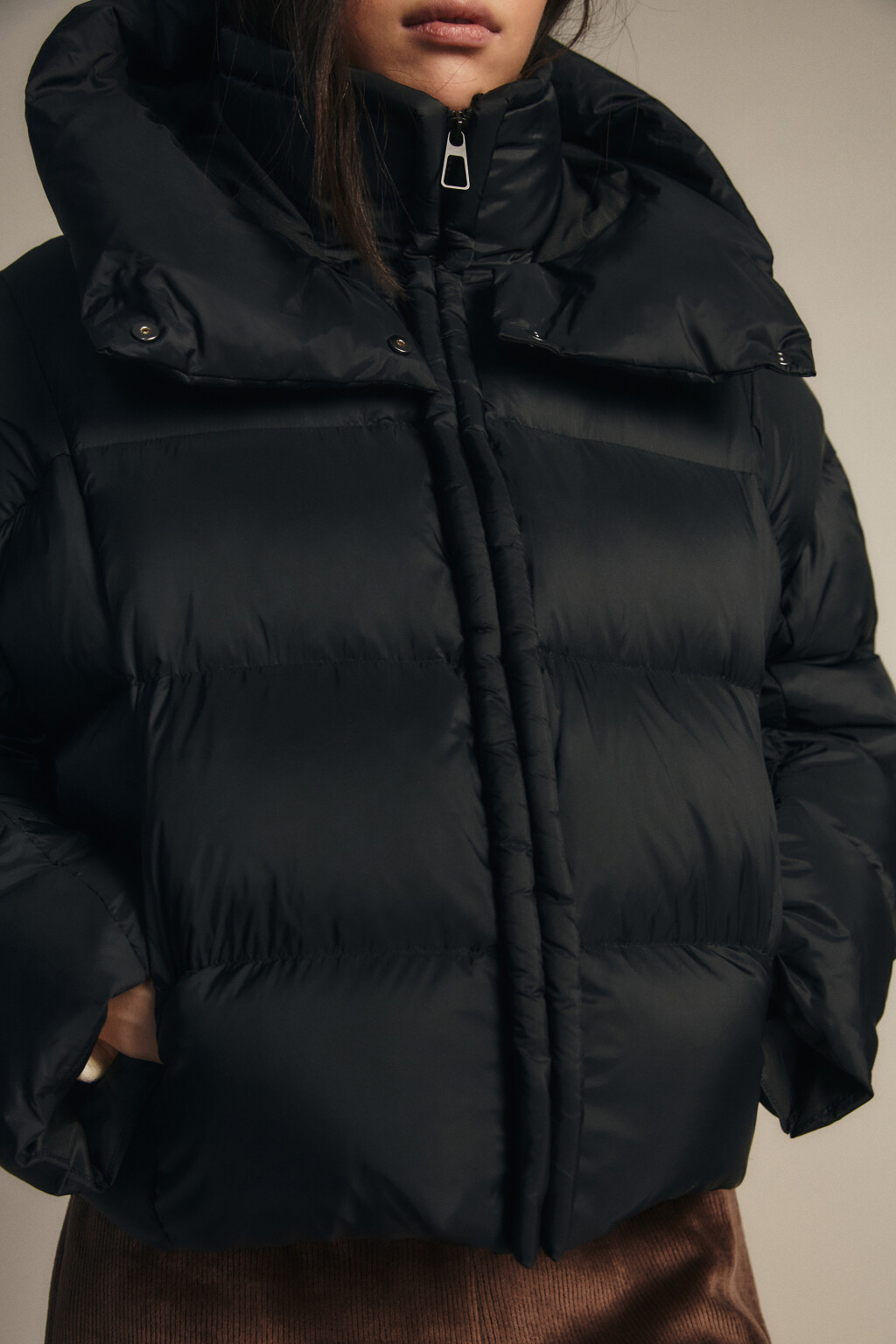 Куртка короткая стеганая с капюшоном - цвет черный - 8