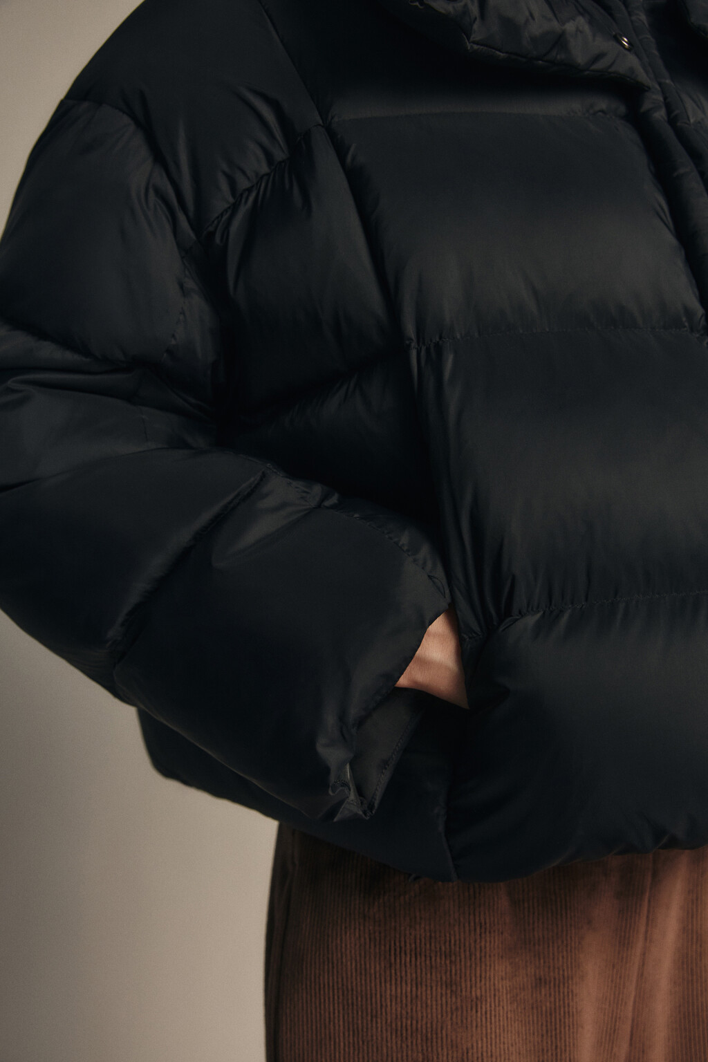 Куртка короткая стеганая с капюшоном - цвет черный - 10
