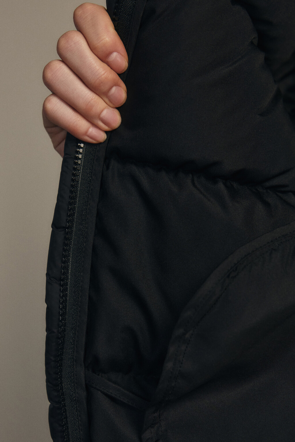 Куртка короткая стеганая с капюшоном - цвет черный - 11