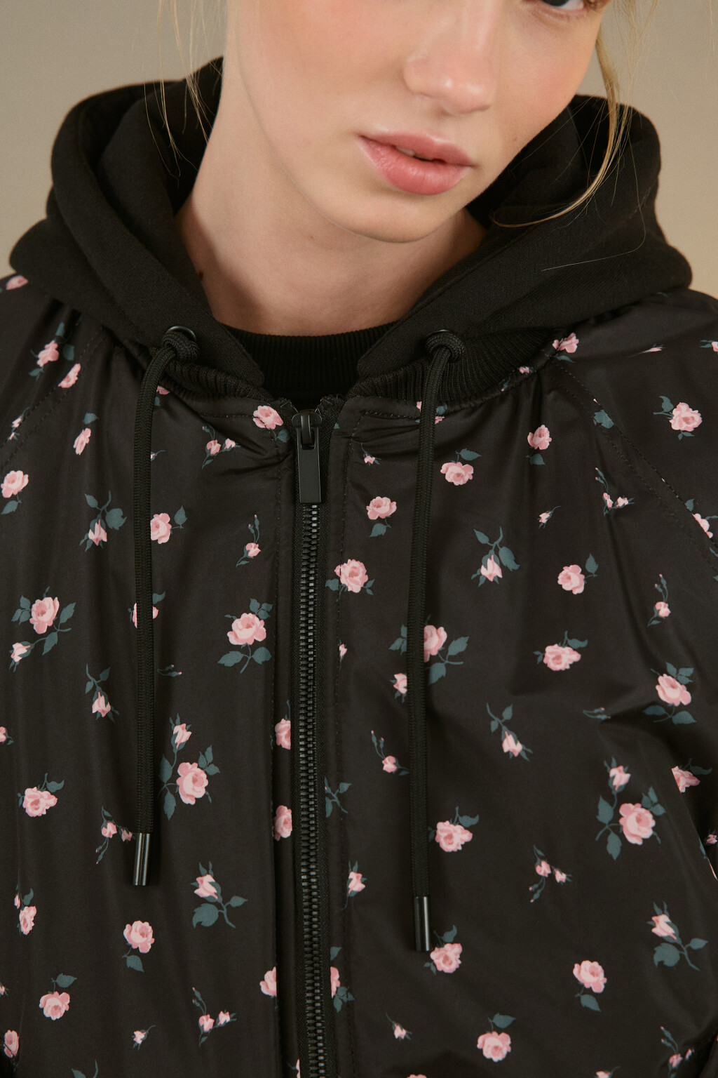 Куртка-бомбер с трикотажным капюшоном - цвет мультиколор - 5